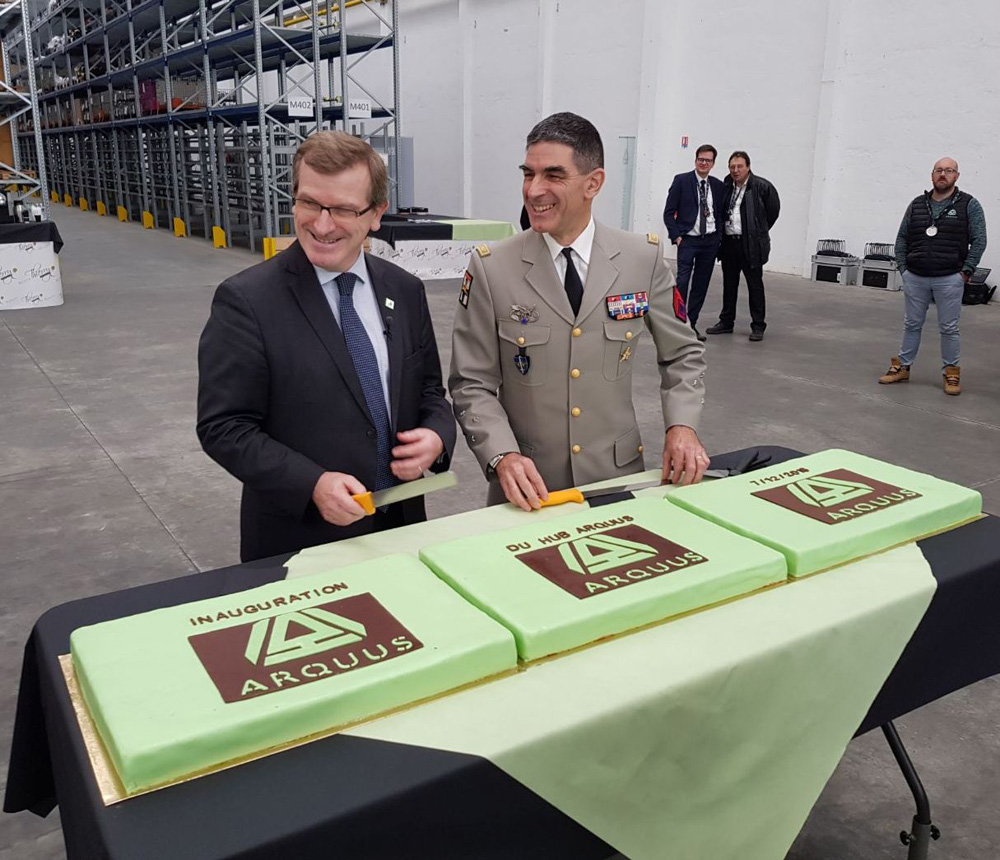 Photo © ARQUUS: President LEVACHER and General AUTRAN cutting the cake