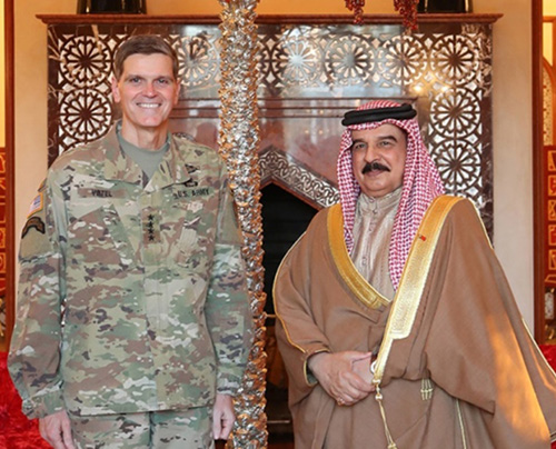 Bahrain King Receives USCENTCOM Commander