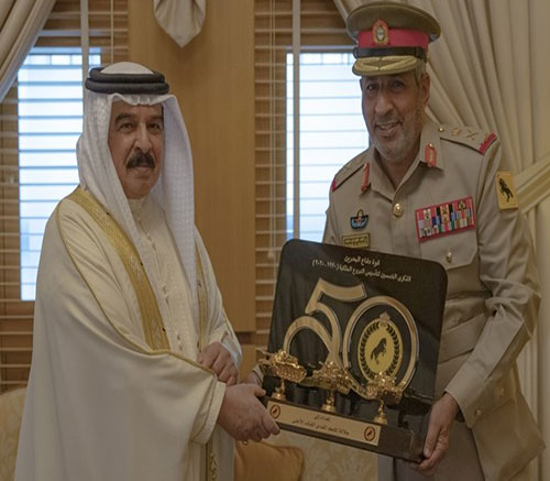 King of Bahrain Receives Commander of Royal Tanks