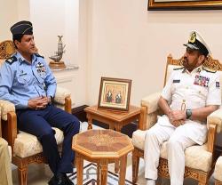 Oman’s Chief-of-Staff Receives Delegation from Pakistan’s National Defence University 