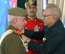 Pakistani President Decorates Bahrain’s National Guard Commander with Military Medal