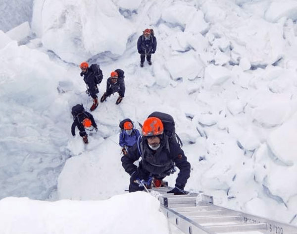 Abu Dhabi Crown Prince Hails UAE Armed Forces’ Everest Climbers