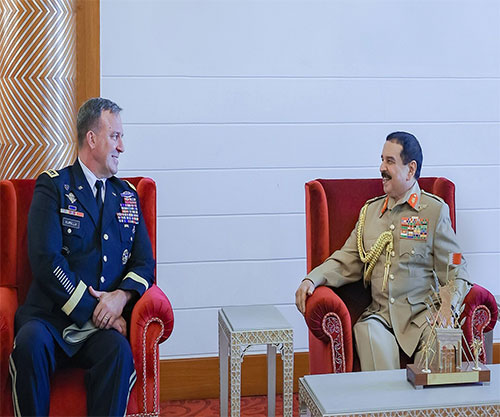 Bahrain’s King Receives Commander of US Central Command