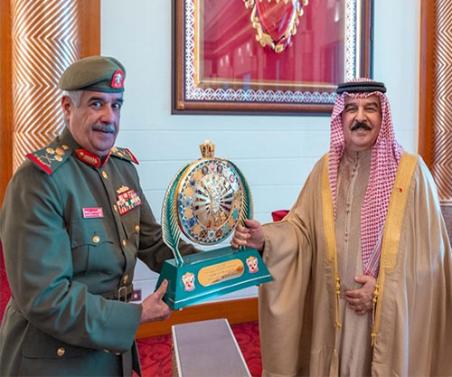 Bahrain’s King Receives National Guard Commander 