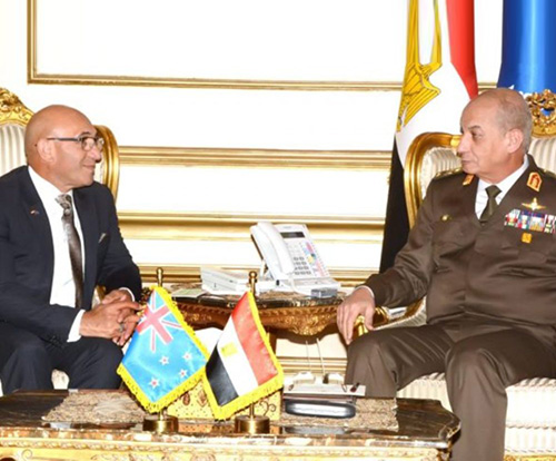 Egypt’s Defense Minister Receives New Zealand Counterpart 