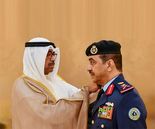Kuwait’s Defense Minister Decorates New Army Chief with Rank of Lieutenant General