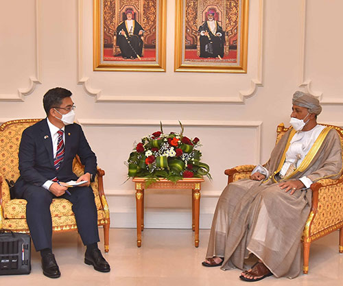 Oman’s Deputy PM for Defense Affairs Receives Korean Minister of National Defense 