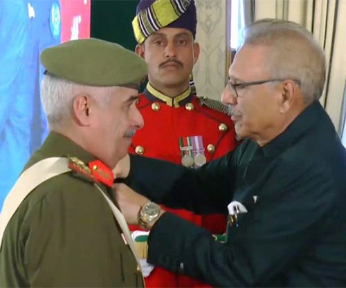 Pakistani President Decorates Bahrain’s National Guard Commander with Military Medal
