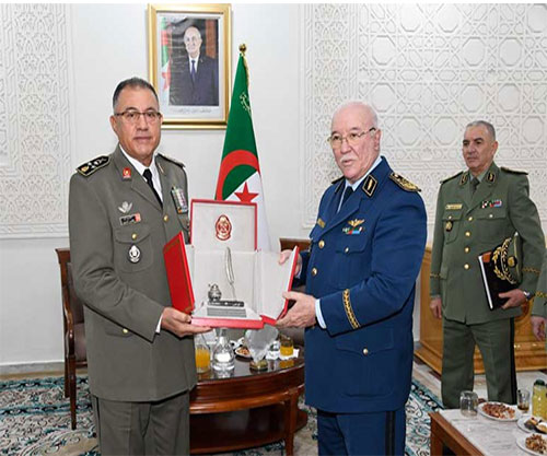 Secretary General of Algerian Ministry of National Defense Receives Chief of Staff of Tunisian Land Army Secretary General of Algerian Ministry of National Defense Receives Chief of Staff of Tunisian Land Army