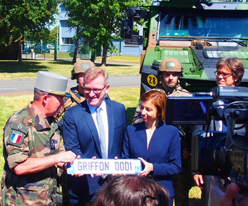 ARQUUS Presents First EBMR Griffon’s License Plate to French Army Chief 