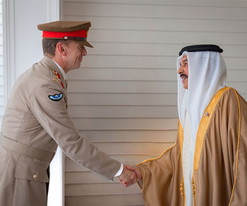 Bahrain’s King, Crown Prince, Royal Guard Commander Receive British Land Forces Chief