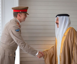 Bahrain’s King, Crown Prince, Royal Guard Commander Receive British Land Forces Chief