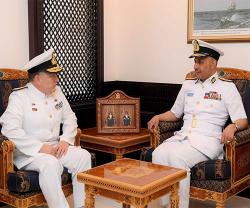Commander of Royal Navy of Oman Receives Commander of EUNAVFOR ASPIDES