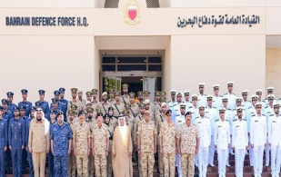 Bahrain’s Defence Affairs Minister Receives Newly Graduated Officers from Military Colleges 