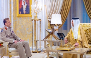 Bahrain’s King, Chief of Staff, Royal Guard Commander Receive UK Deputy Chief of Defence Staff