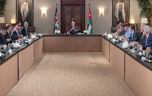 Jordanian King Meets with Military Retirees